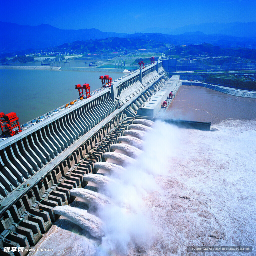 壮观三峡大坝泄洪场景