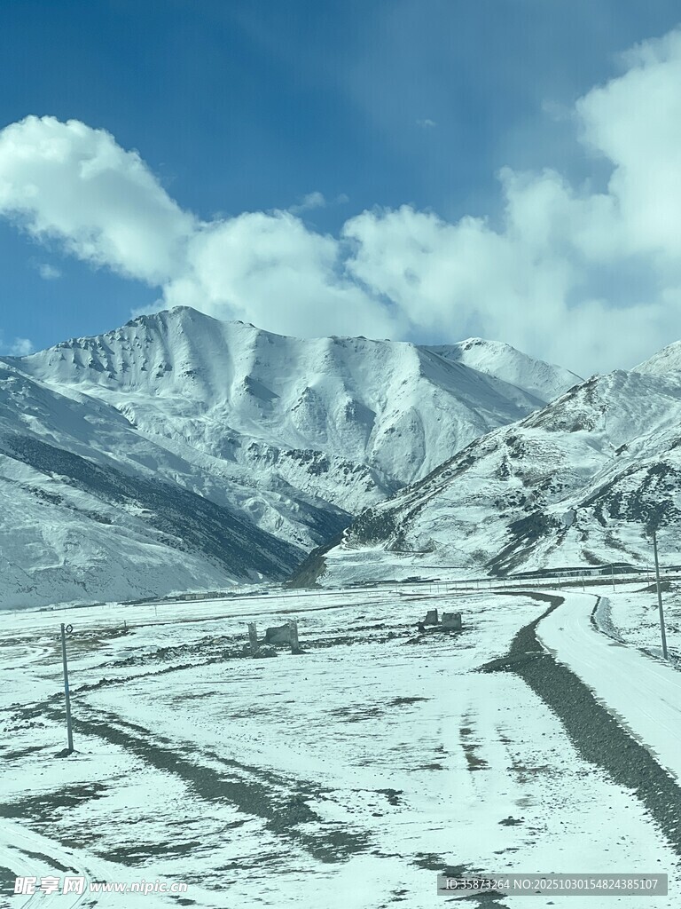雪山下的开阔雪地风景