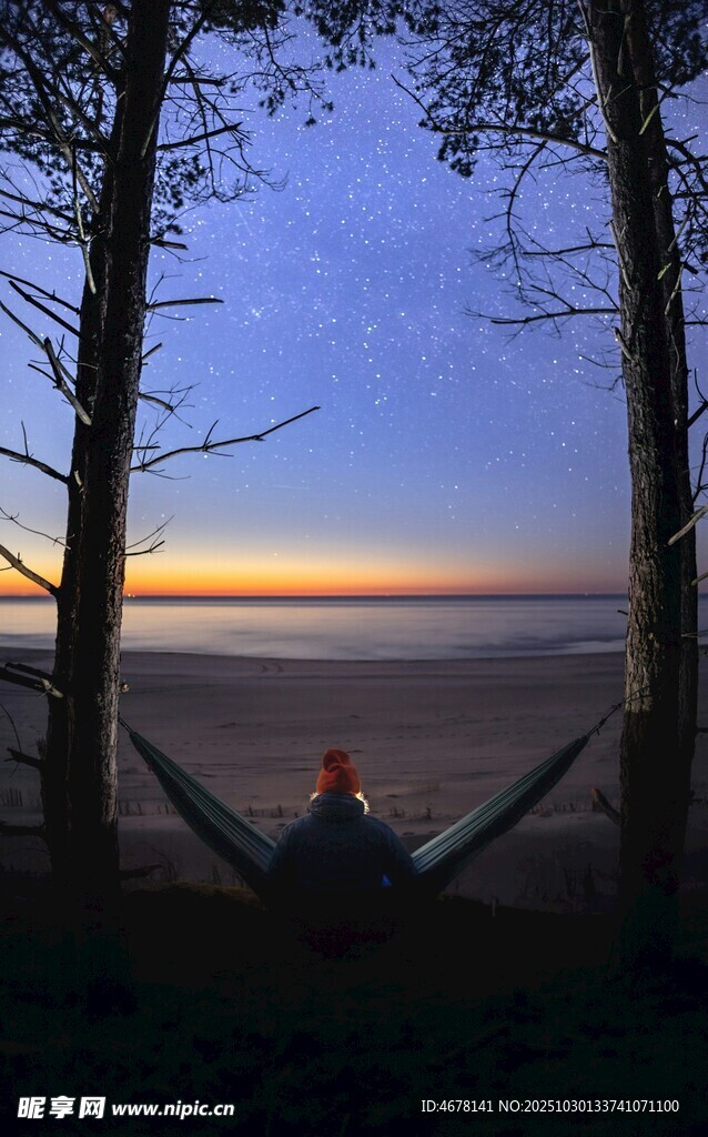 黄昏海边吊床旁静谧美景