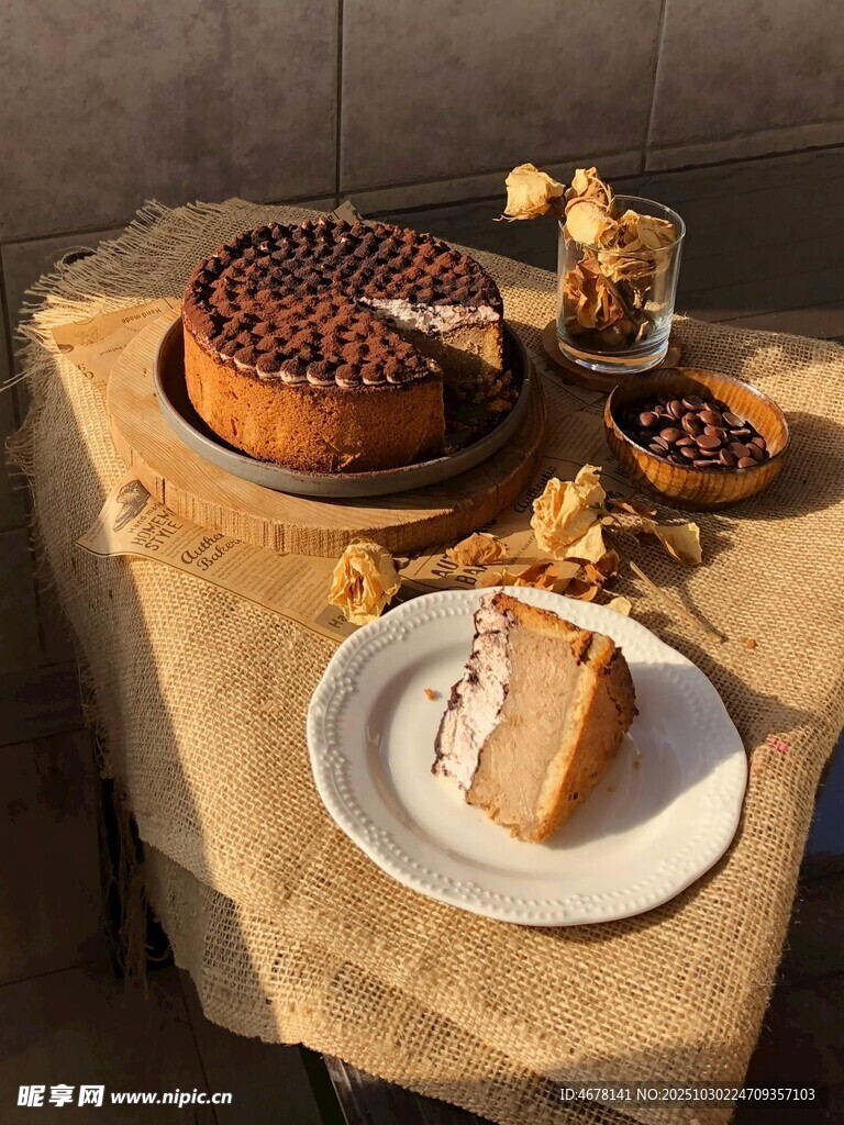 美味甜点摆放在温馨桌布上