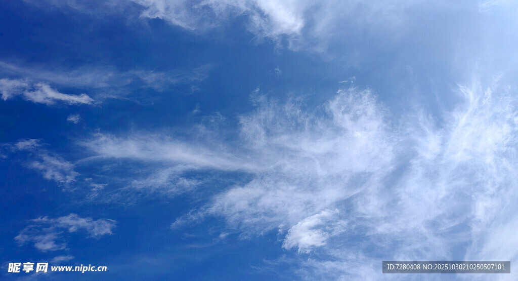 蓝天飘絮状白云