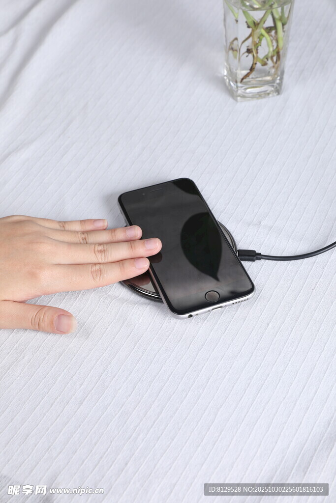 手靠近黑色感应设备