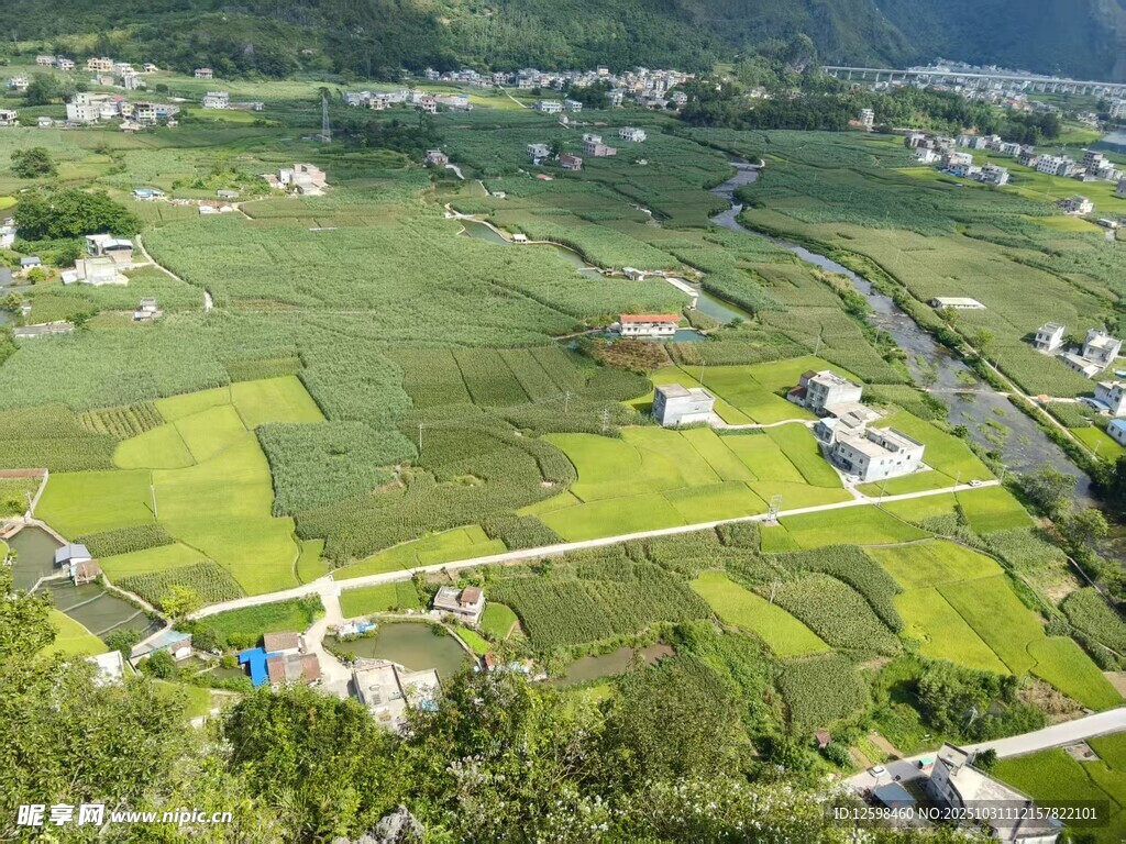 俯瞰乡村田园风光