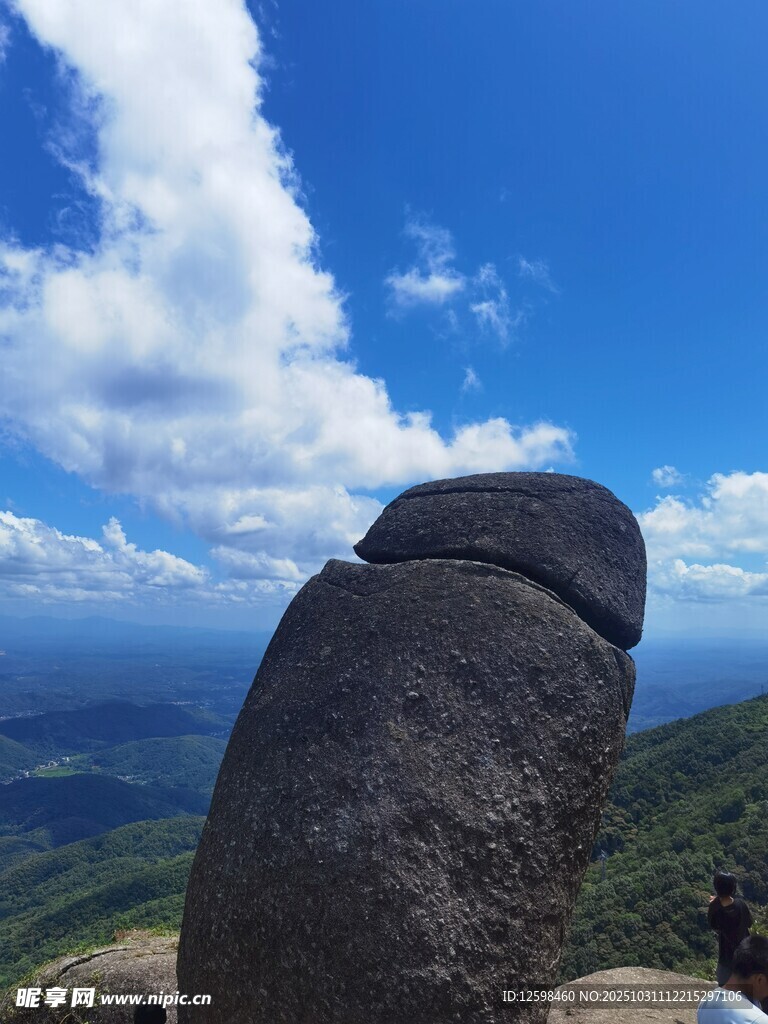 五皇山山顶巨石俯瞰壮丽风景