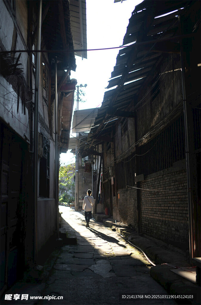 狭窄老旧小巷的静谧景象