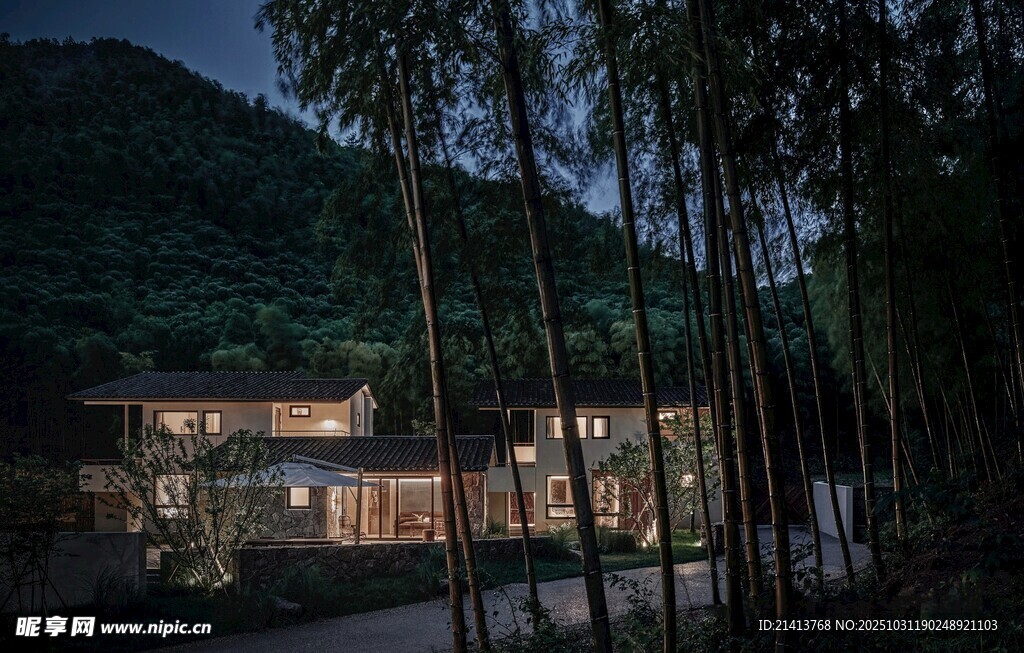 山林间夜色中的温馨小屋