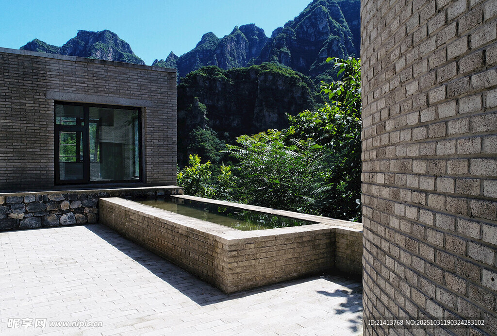 山间庭院中的静谧水景