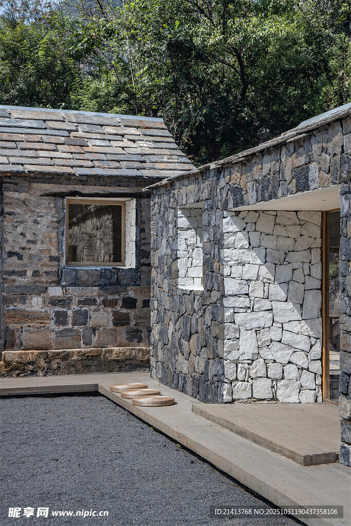 石砌小屋与周边庭院景观