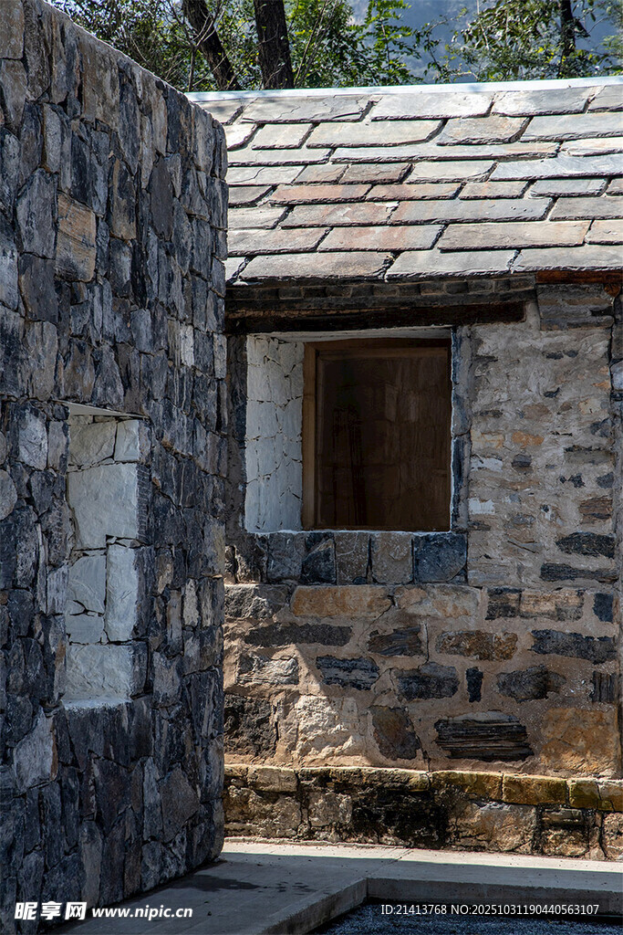 古朴石砌建筑一角