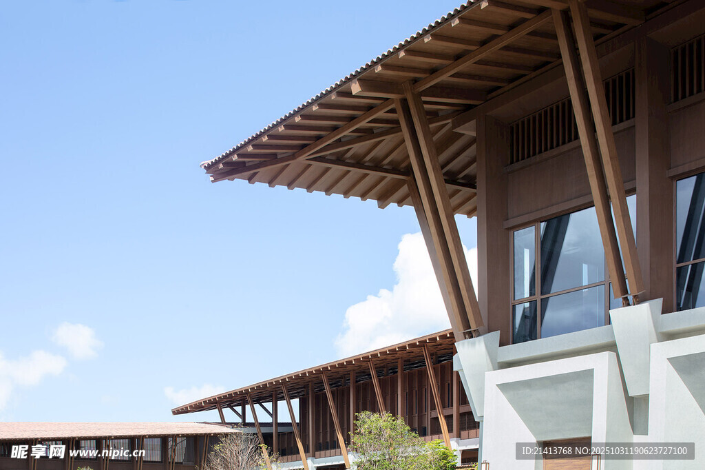 现代木质屋顶建筑外观