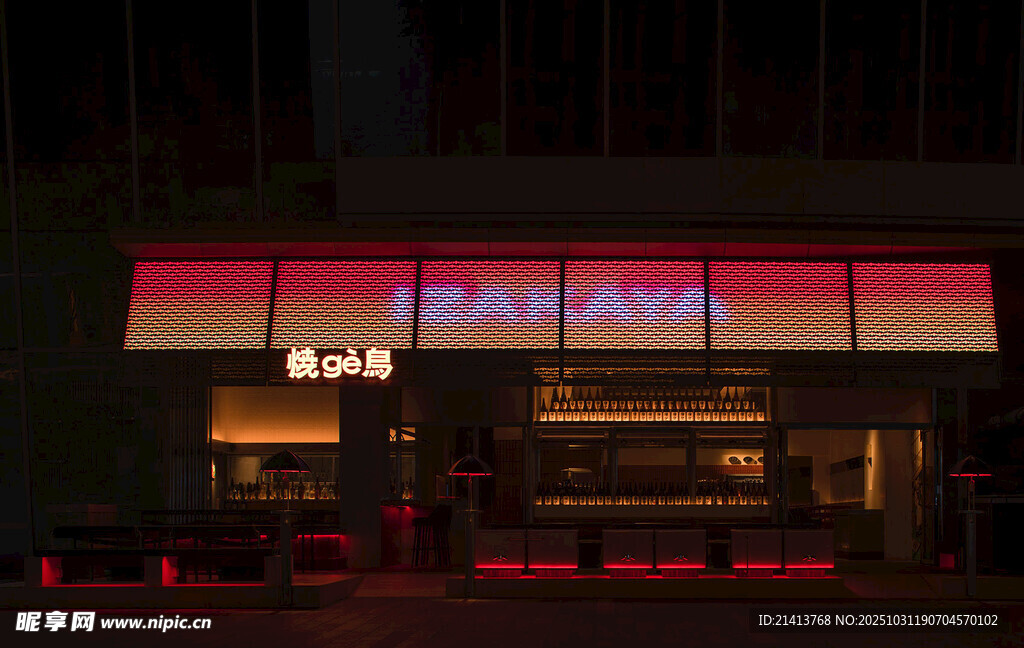 夜晚亮灯的温馨咖啡店