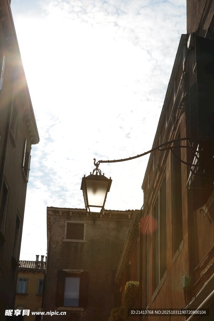 小巷中的复古街灯