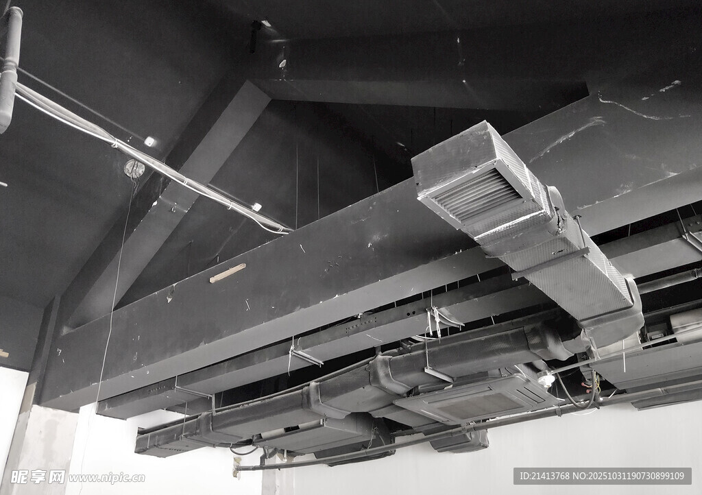 室内悬挂的金属通风管道