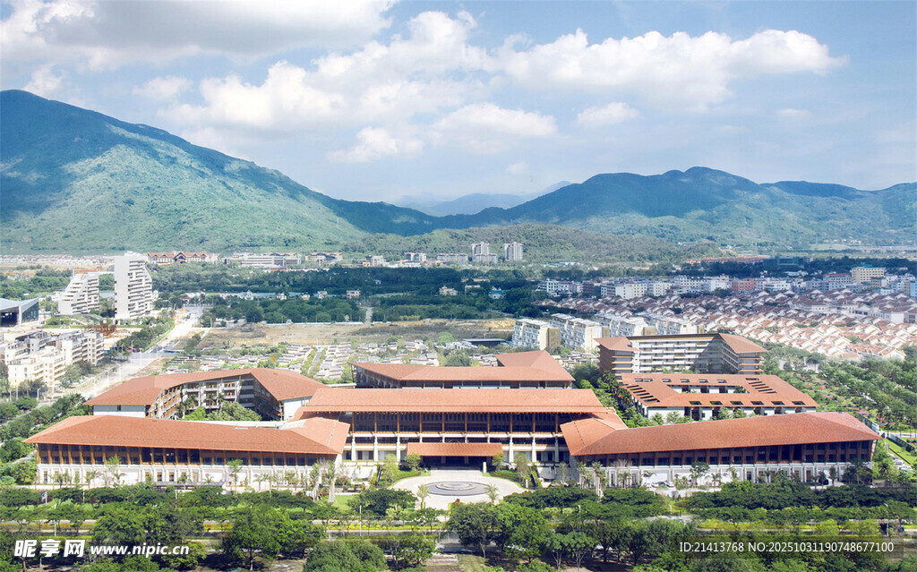 城市与远山相映的壮丽景观