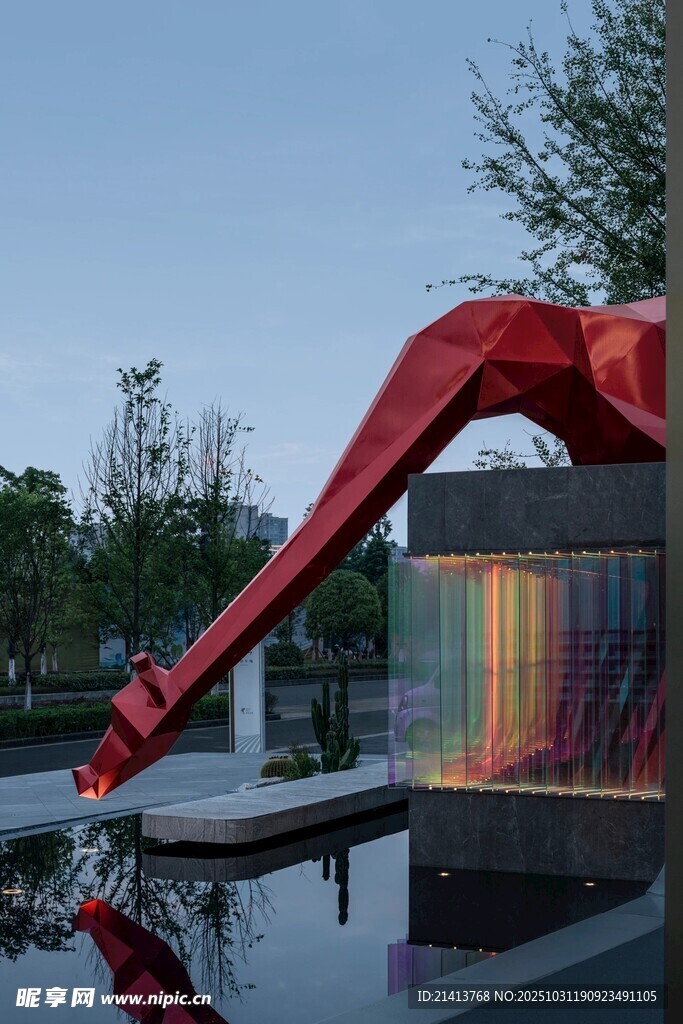 红色艺术滑梯倒映于水面