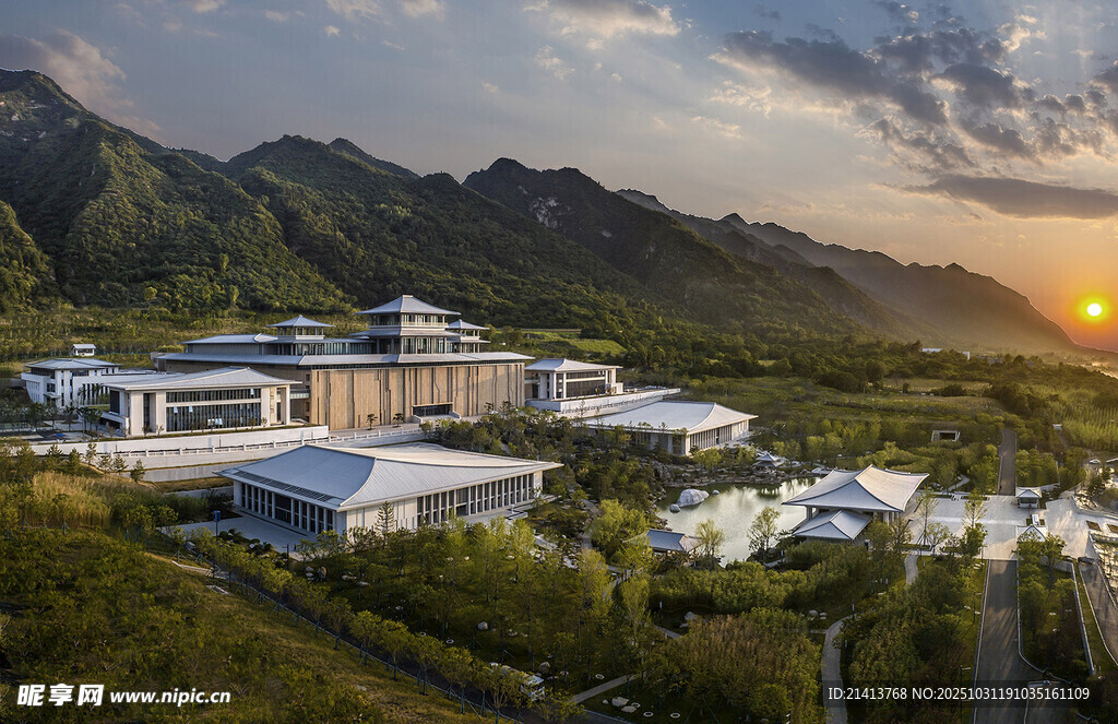 山间现代建筑群风光