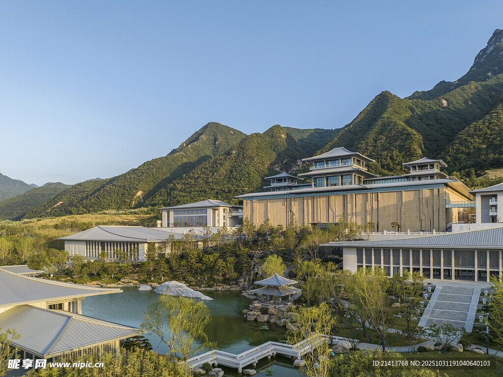 山间豪华度假建筑群