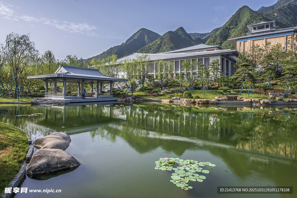中式园林湖畔美景