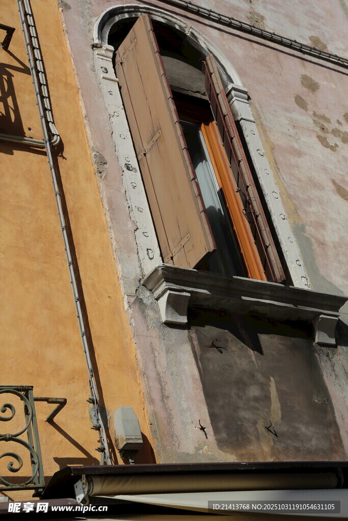 老旧建筑的斑驳窗户