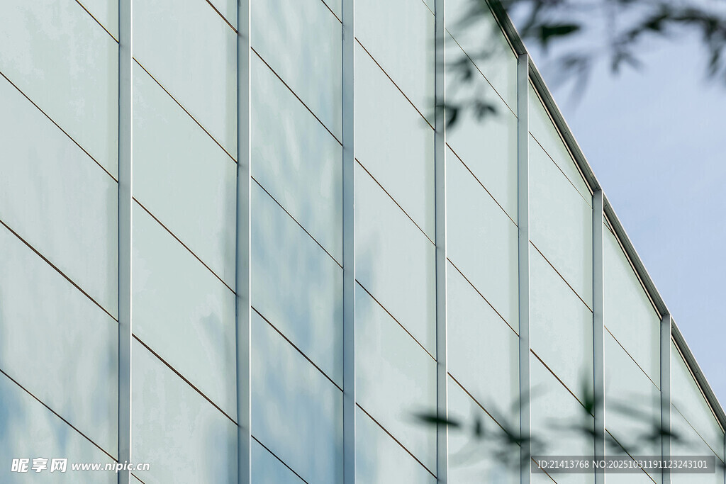 现代玻璃建筑外观一角