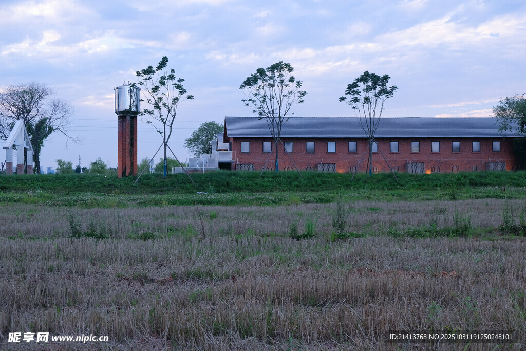田野边的红砖建筑