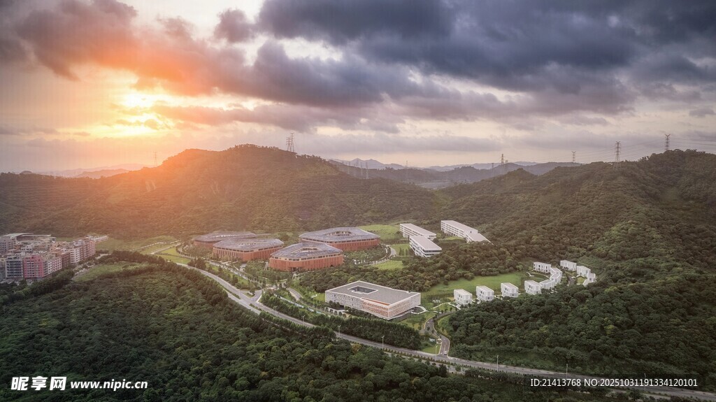 山间日落时的美丽建筑群