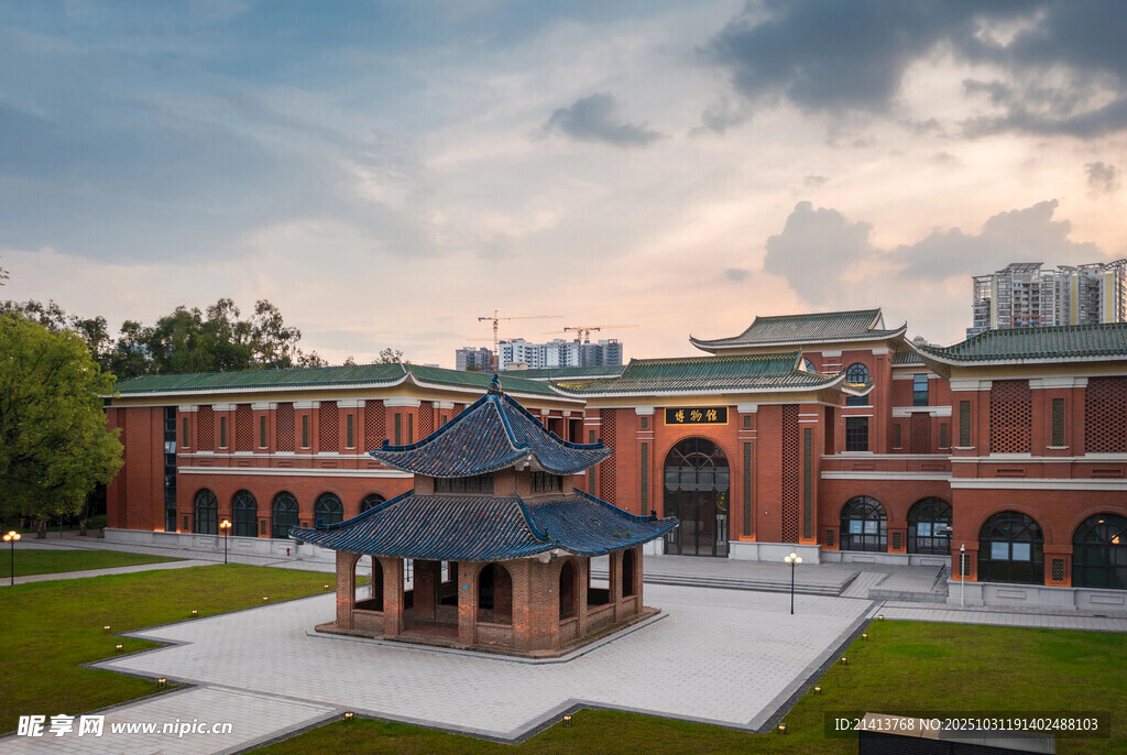 红砖建筑旁的精致凉亭