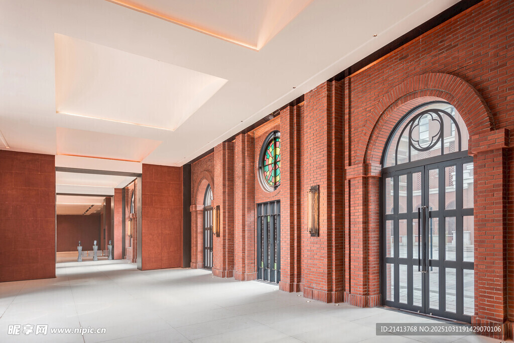 红砖建筑内的拱形门空间