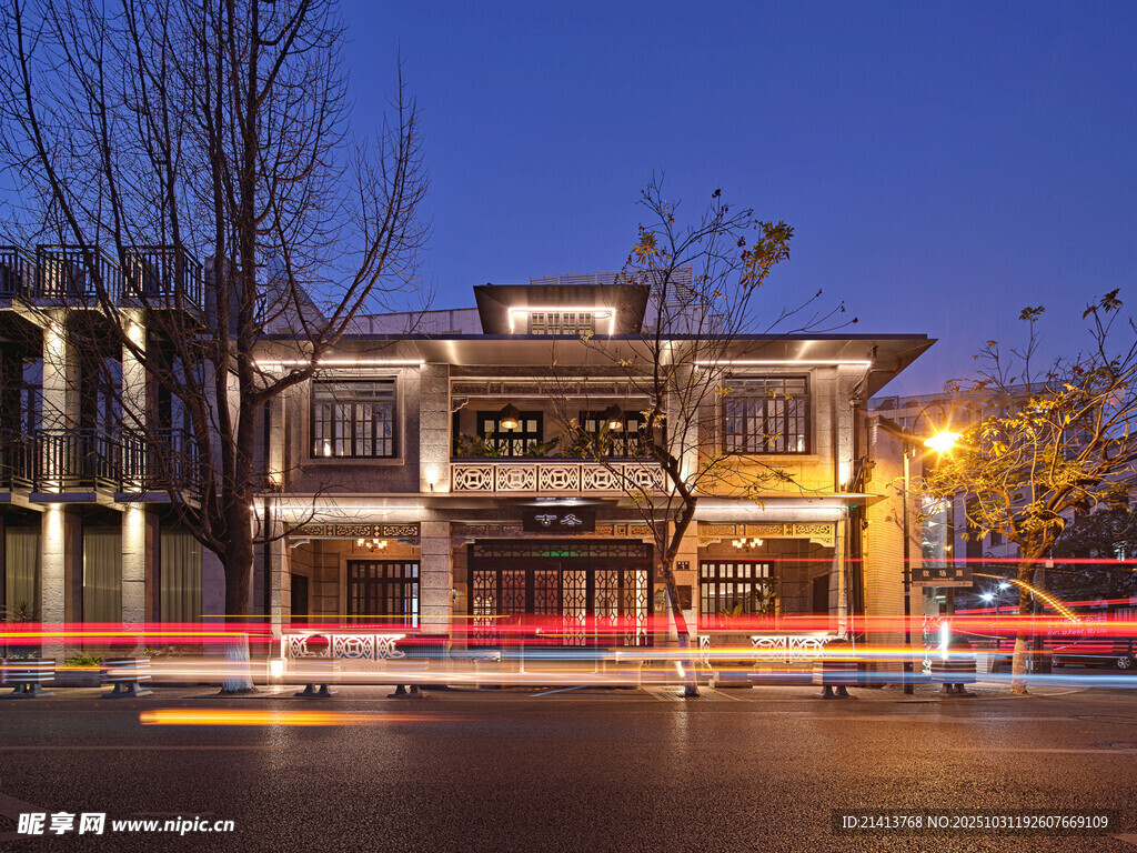 城市夜景中的中式建筑