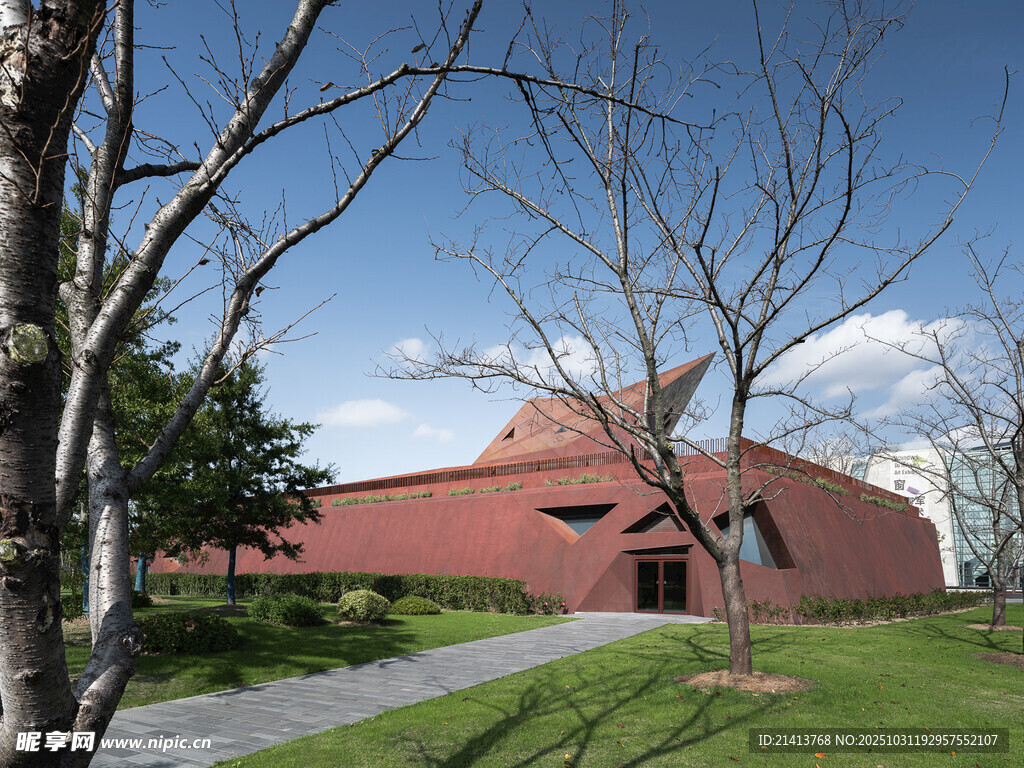 红砖建筑与周边景致