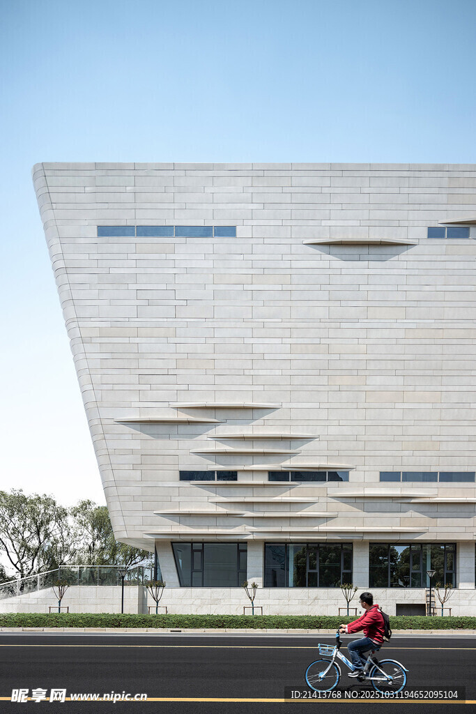 现代几何造型建筑前骑行者