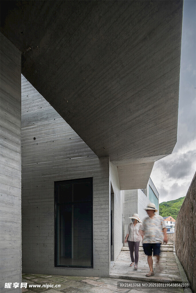 现代简约风建筑内的行人