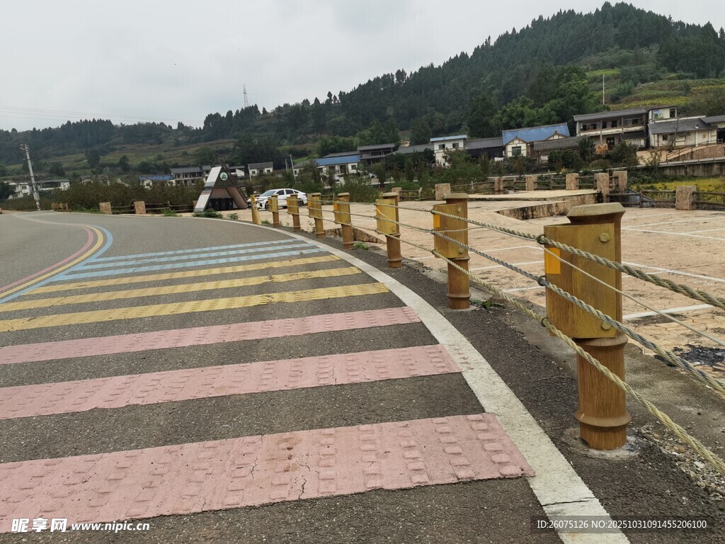 彩色步道旁的护栏景观