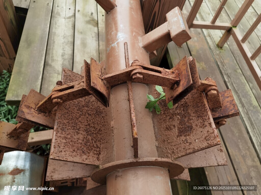 生锈的老旧木质结构部件