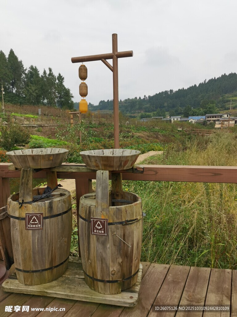 户外木质垃圾桶