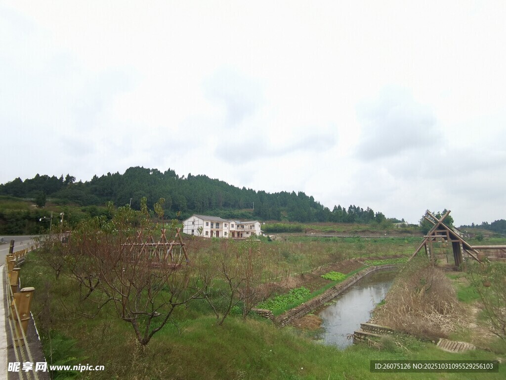 山间开阔地与蜿蜒小河