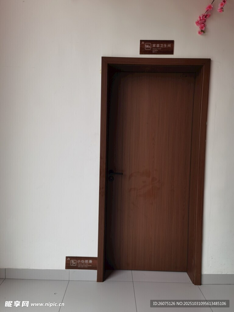 简约棕色木门室内场景