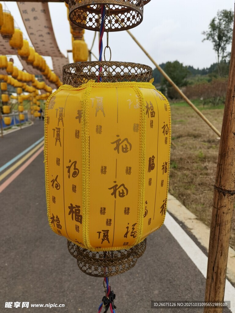 古典黄色灯笼悬挂于路旁
