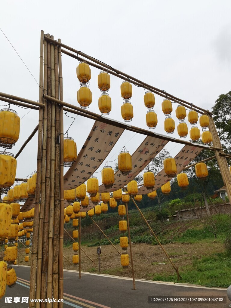 木架悬挂的黄色灯笼装饰