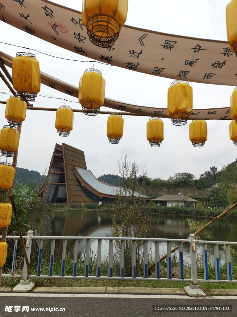 悬挂的中式灯笼装点风景