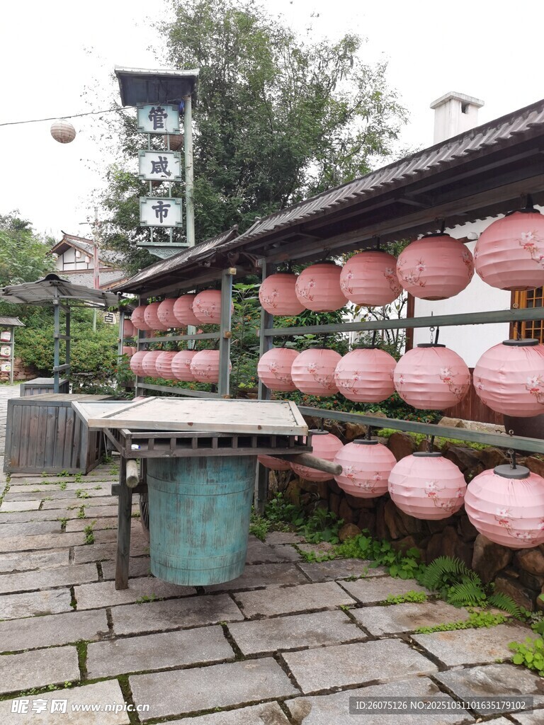 古巷中排列的粉色灯笼