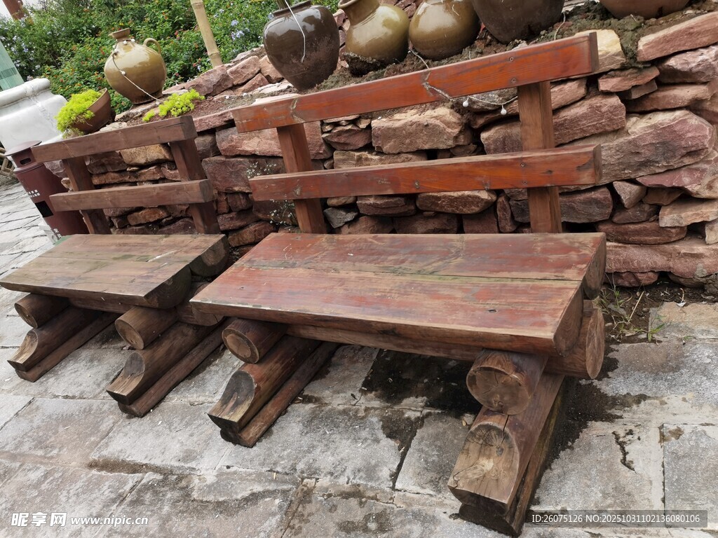 古朴旧木凳尽显岁月韵味
