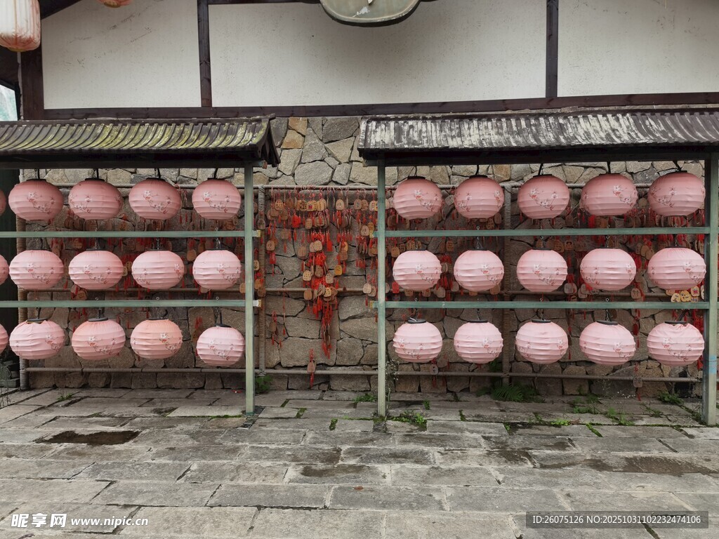 老式货架上的圆形灯笼