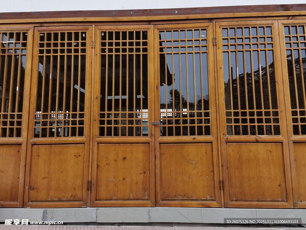 中式木质格栅门窗