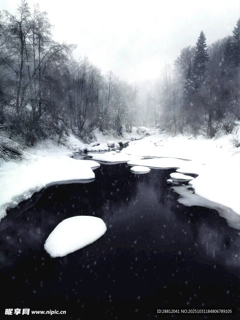 冬日冰封河流雪景图