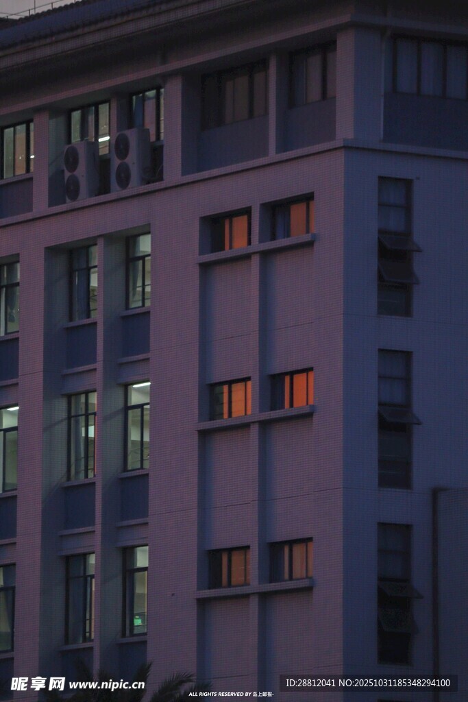 黄昏下的办公楼