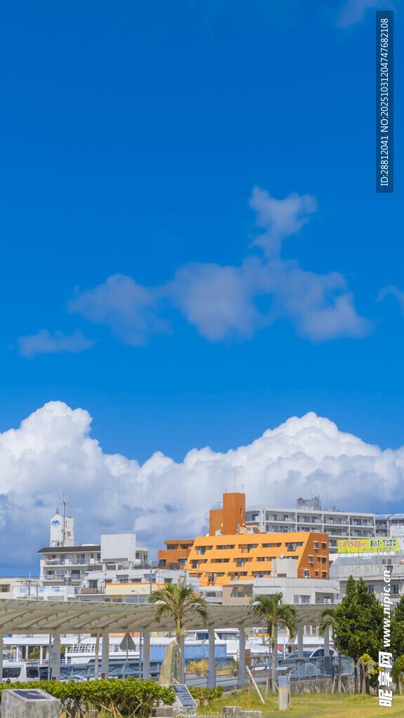 城市天际线与蓝天白云