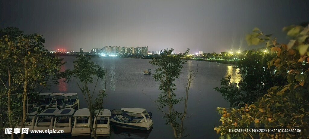 湖畔夜景迷人的水上风光