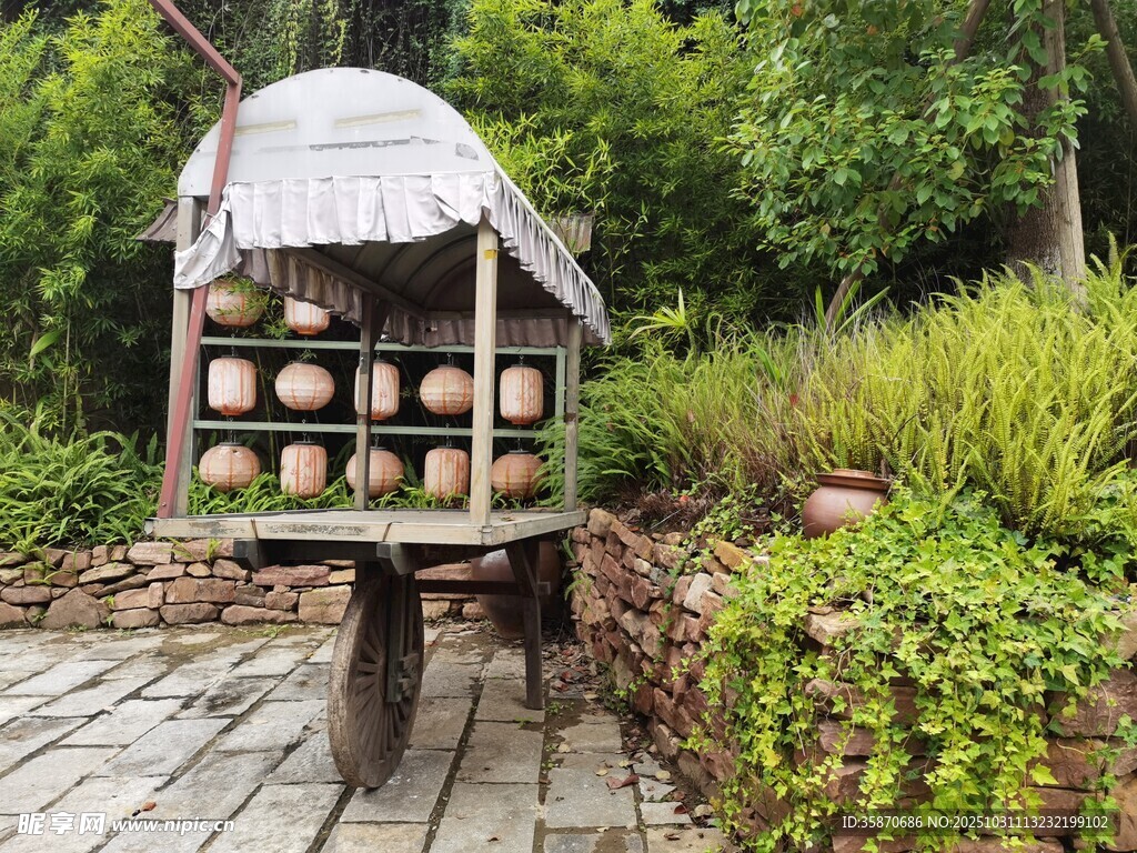 花园中的复古陶罐手推车