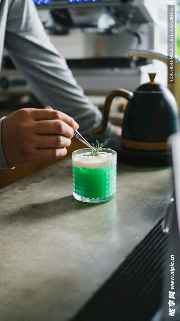 调制中的绿色鸡尾酒